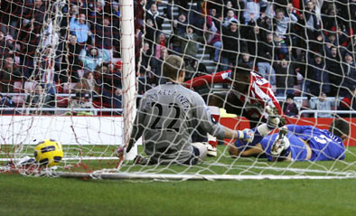 Danny Welbeck scores for Sunderland